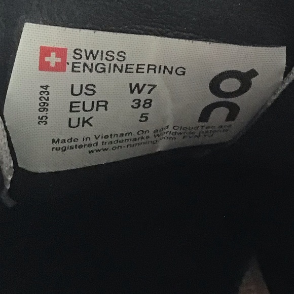 On Cloud Running Swiss Engineering athletic shoes Sz 7 - Picture 6 of 6